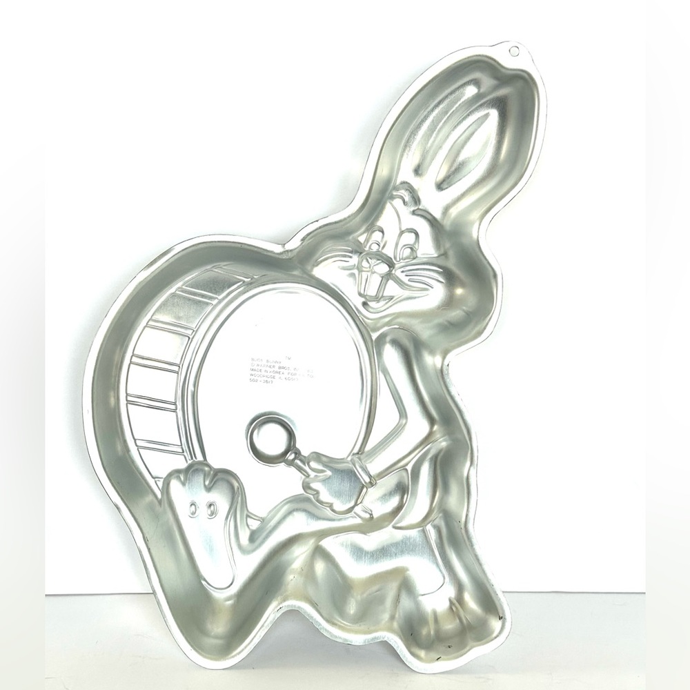 Vintage 1983 Wilton Bugs Bunny cake pan.